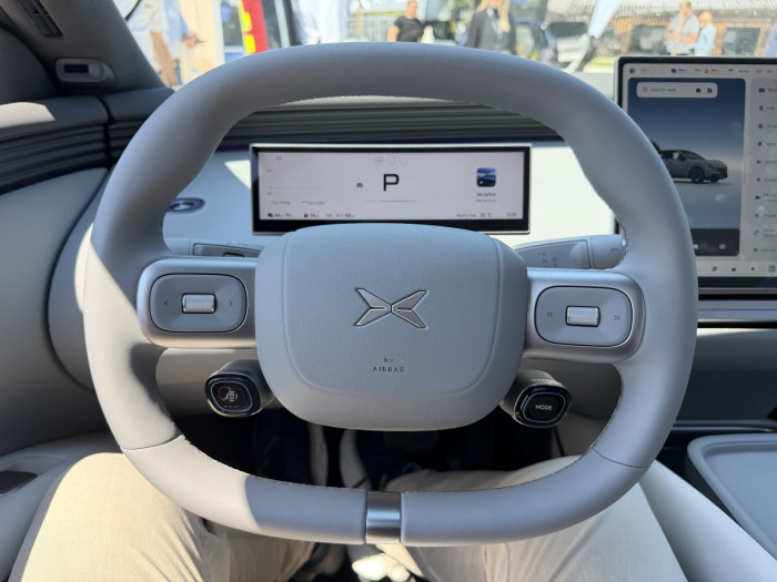 Das Lenkrad hat separate Knöpfe für die 360-Grad-Kamera und den Fahrmodus. (Bild: Dirk Kunde/Golem)